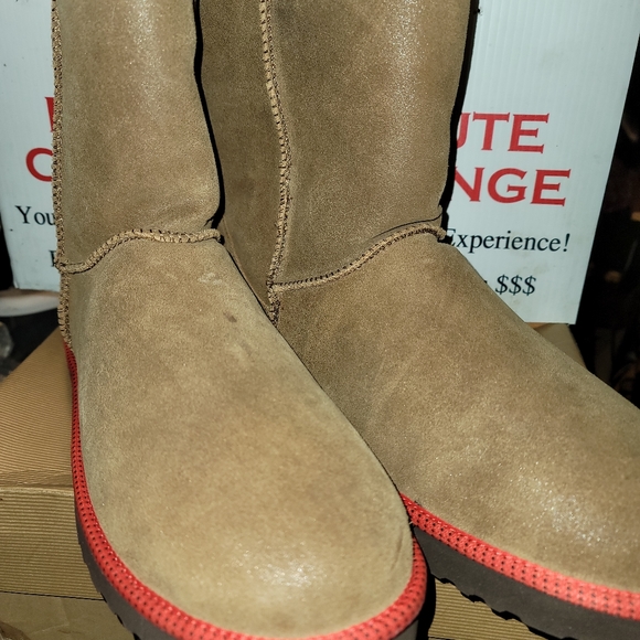 Men's UGG Boots - Picture 2 of 6